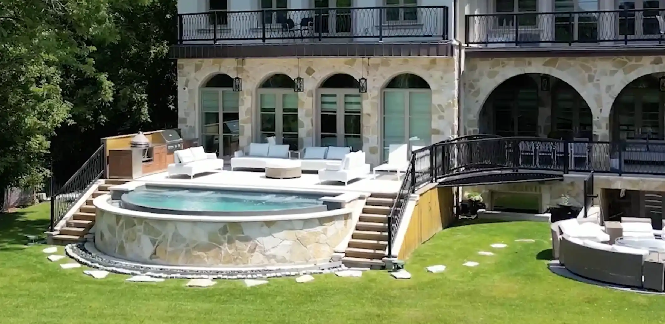 Key Features of the Cosmopolitan