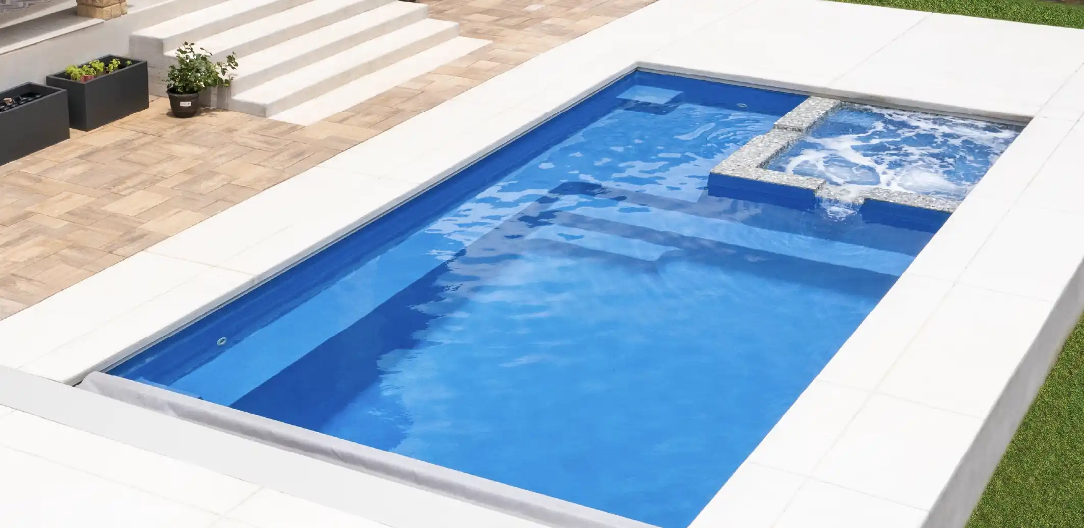 Key Features of the Triumph backyard fiberglass pool